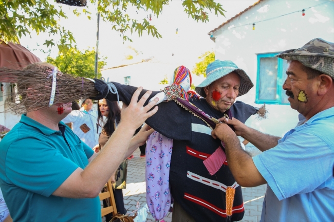 İzmir'de halkı festivale "korkuluklar" davet etti