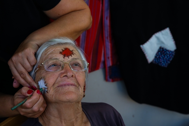 İzmir'de halkı festivale "korkuluklar" davet etti
