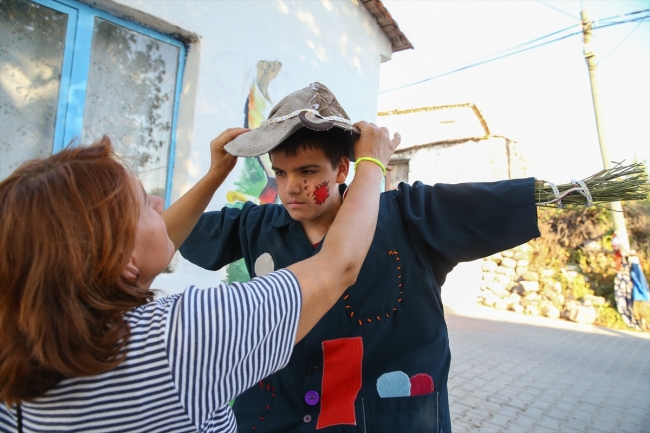 İzmir'de halkı festivale "korkuluklar" davet etti