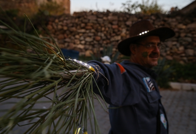 İzmir'de halkı festivale "korkuluklar" davet etti