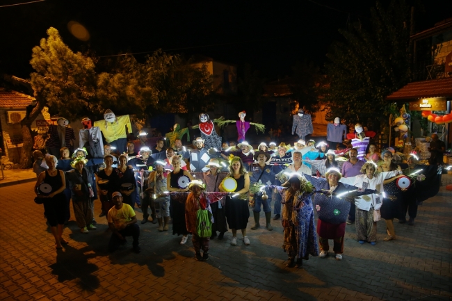 İzmir'de halkı festivale "korkuluklar" davet etti