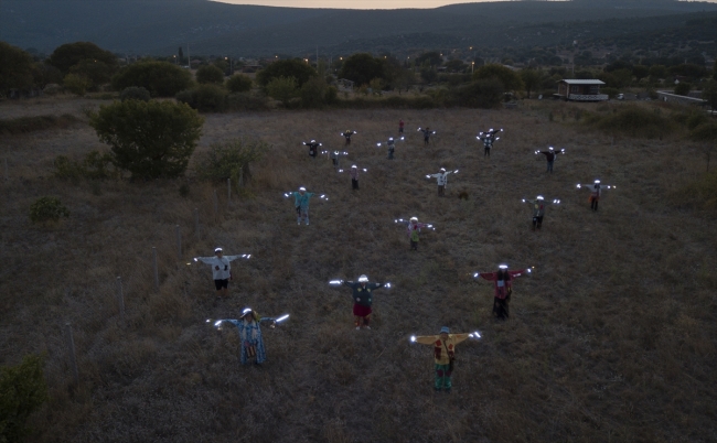 İzmir'de halkı festivale "korkuluklar" davet etti
