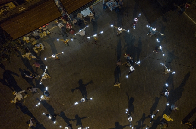 İzmir'de halkı festivale "korkuluklar" davet etti