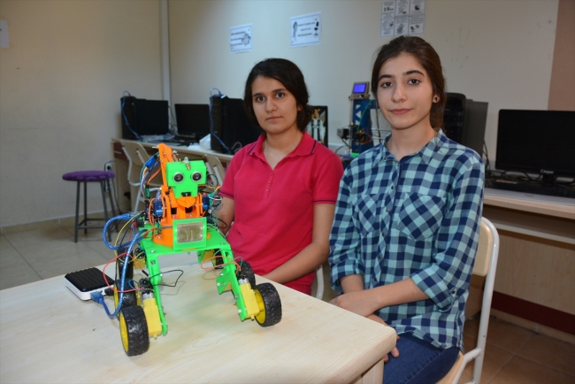 Şanlıurfalı öğrencilerden sesli komutlara cevap verebilen robot