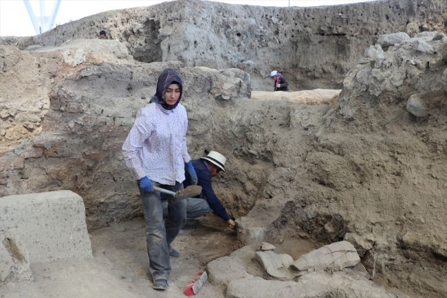 Beycesultan Höyüğü'nde 3 bin 600 yıllık tekstil parçaları bulundu