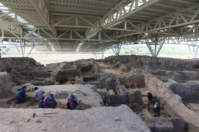Beycesultan Höyüğü'nde 3 bin 600 yıllık tekstil parçaları bulundu
