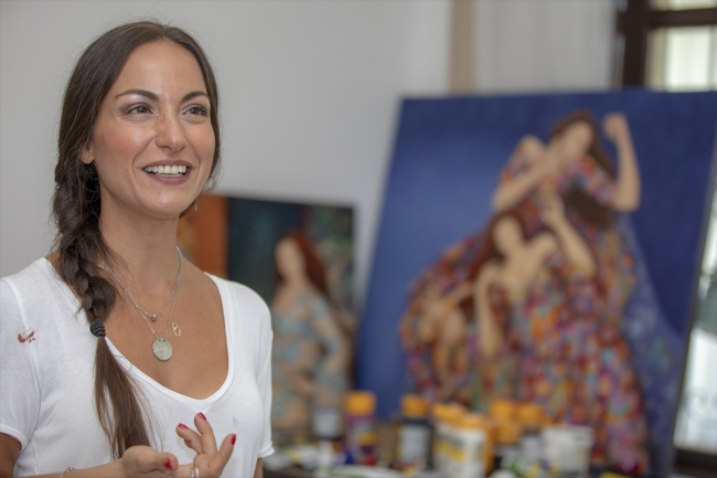 Geleneksel Türk çini sanatını çağdaş resimle harmanlıyor