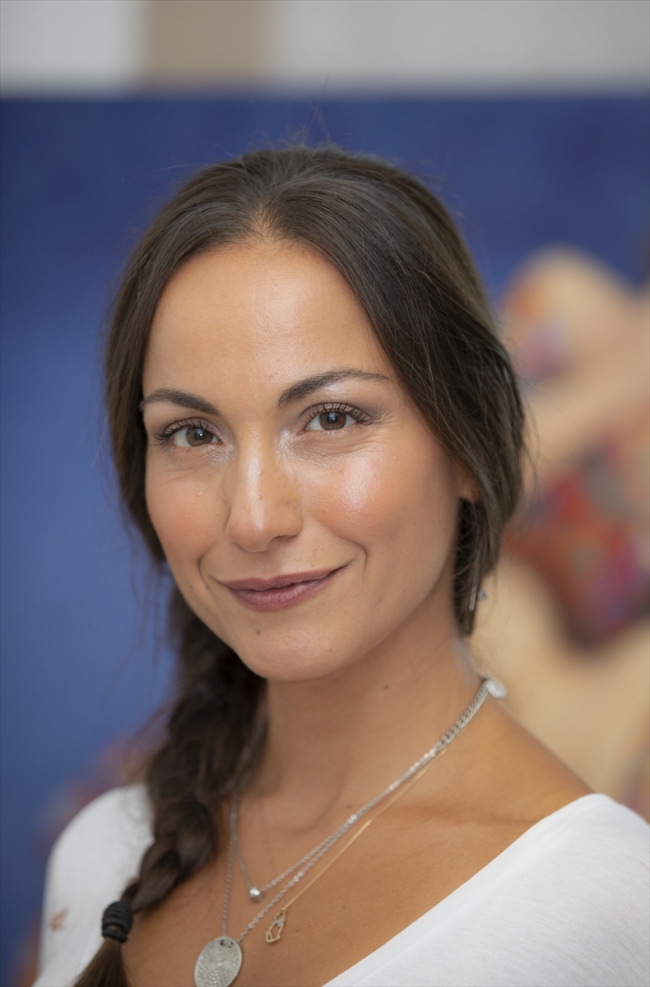 Geleneksel Türk çini sanatını çağdaş resimle harmanlıyor