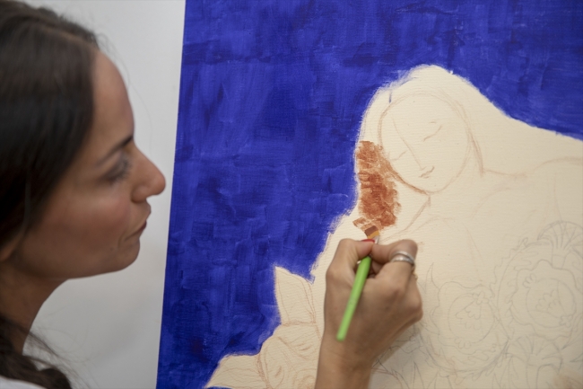 Geleneksel Türk çini sanatını çağdaş resimle harmanlıyor