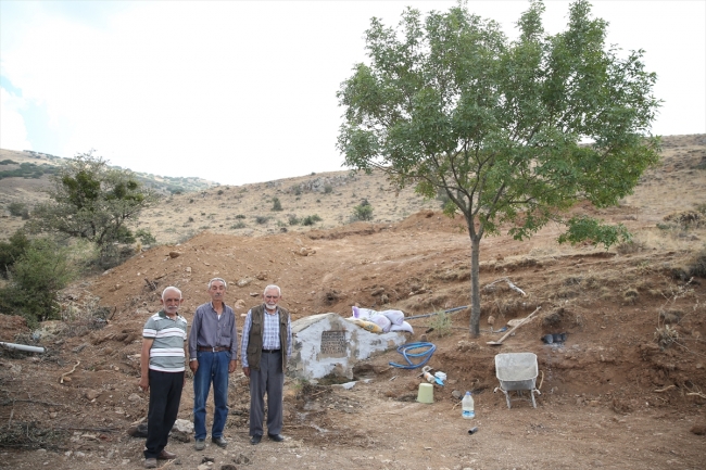 Üç emekli arkadaş dağdaki yabani hayvanlara su temin ediyor