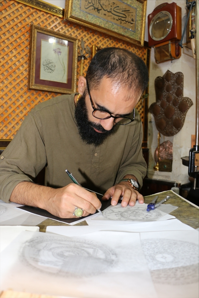 Usturlabı eski tekniklerle yeniden üretiyor