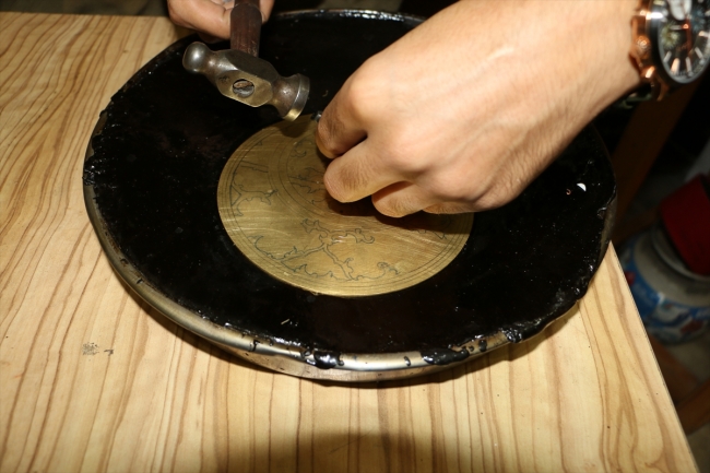 Usturlabı eski tekniklerle yeniden üretiyor