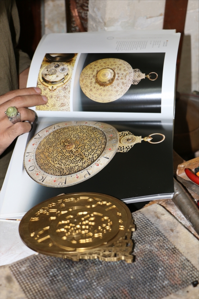 Usturlabı eski tekniklerle yeniden üretiyor