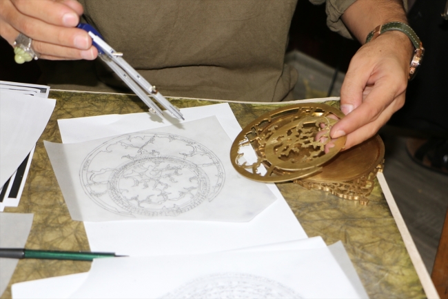 Usturlabı eski tekniklerle yeniden üretiyor