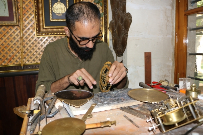 Usturlabı eski tekniklerle yeniden üretiyor