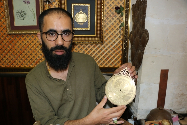 Usturlabı eski tekniklerle yeniden üretiyor