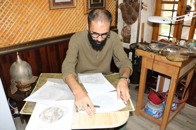 Usturlabı eski tekniklerle yeniden üretiyor