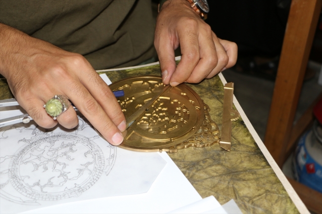 Usturlabı eski tekniklerle yeniden üretiyor