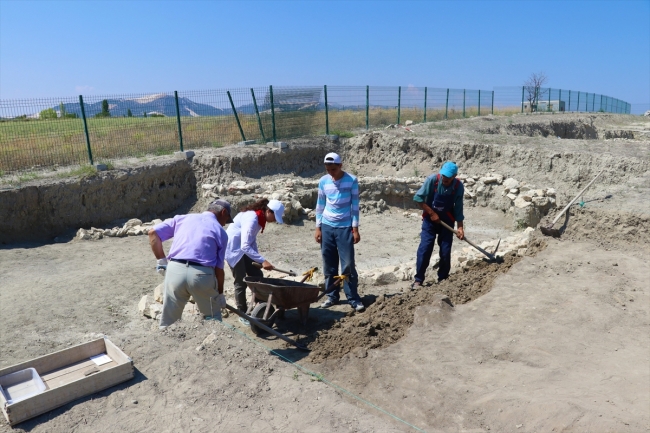 Hacılar Büyük Höyük kazılarıyla 5 bin yıllık krallığın izindeler