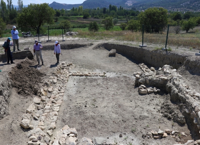 Hacılar Büyük Höyük kazılarıyla 5 bin yıllık krallığın izindeler