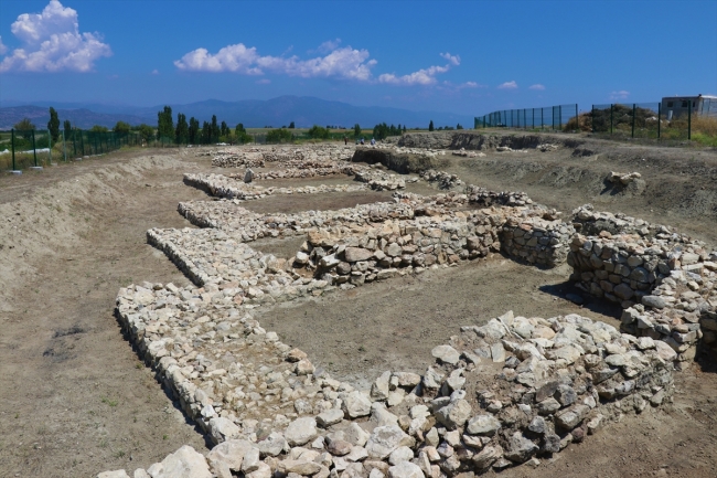 Hacılar Büyük Höyük kazılarıyla 5 bin yıllık krallığın izindeler