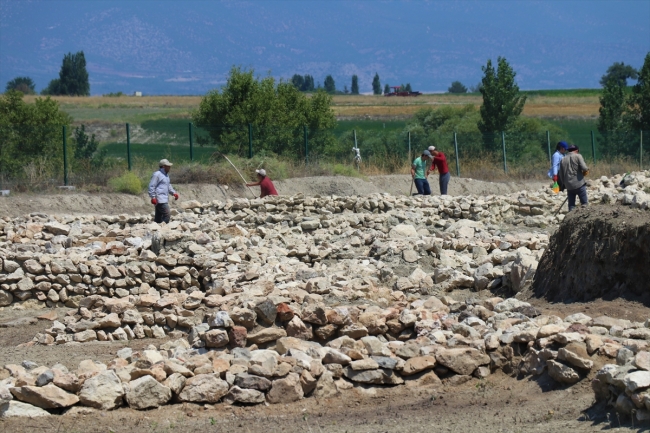 Hacılar Büyük Höyük kazılarıyla 5 bin yıllık krallığın izindeler