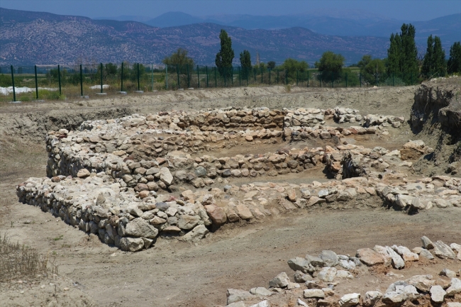 Hacılar Büyük Höyük kazılarıyla 5 bin yıllık krallığın izindeler