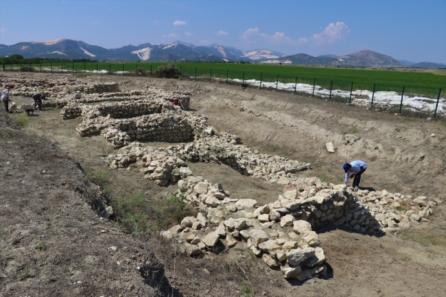 Hacılar Büyük Höyük kazılarıyla 5 bin yıllık krallığın izindeler