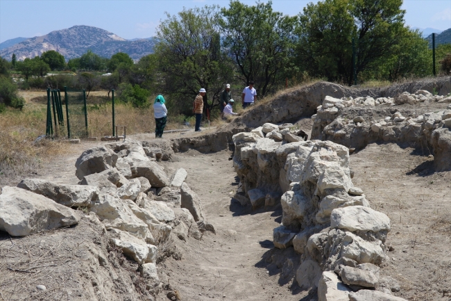 Hacılar Büyük Höyük kazılarıyla 5 bin yıllık krallığın izindeler