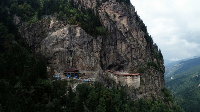 Eşsiz manzarasıyla öne çıkan Sümela Manastırı'nda kaya temizliği