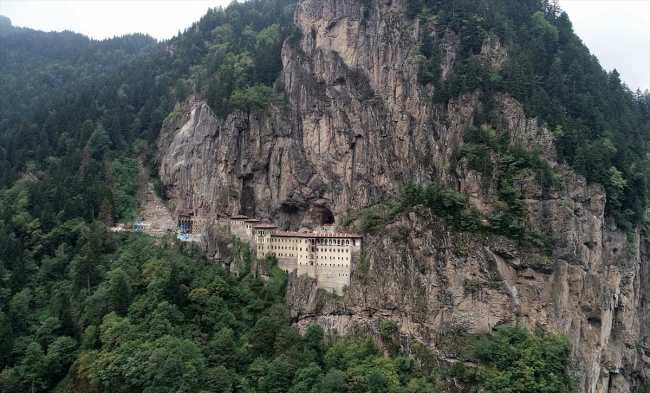 Eşsiz manzarasıyla öne çıkan Sümela Manastırı'nda kaya temizliği