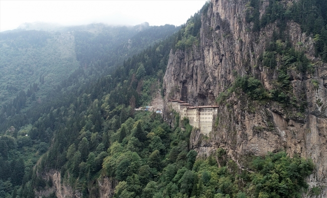 Eşsiz manzarasıyla öne çıkan Sümela Manastırı'nda kaya temizliği
