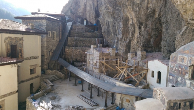 Eşsiz manzarasıyla öne çıkan Sümela Manastırı'nda kaya temizliği