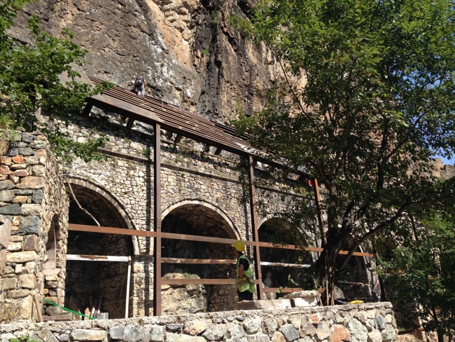 Eşsiz manzarasıyla öne çıkan Sümela Manastırı'nda kaya temizliği