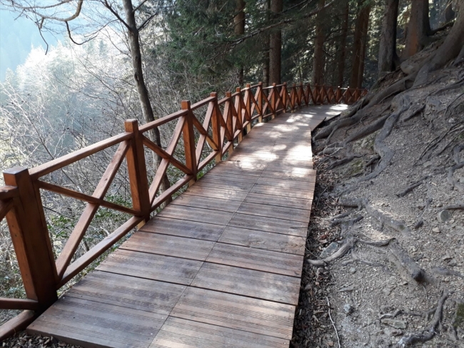 Eşsiz manzarasıyla öne çıkan Sümela Manastırı'nda kaya temizliği