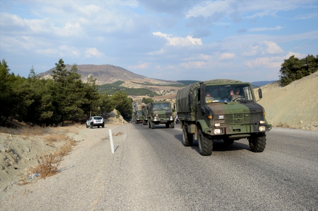 Suriye sınırına komando ve askeri araç sevkiyatı