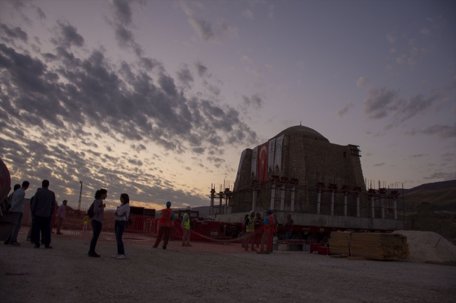 Tarihi zaviyenin türbe bölümü yeni yerine taşındı
