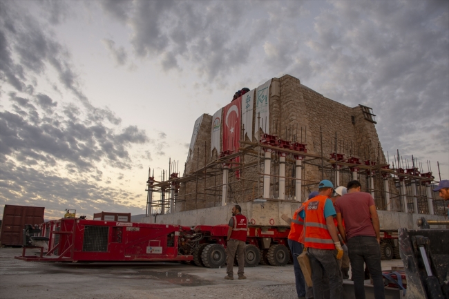 Tarihi zaviyenin türbe bölümü yeni yerine taşındı