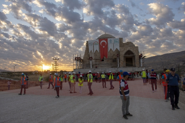 Tarihi zaviyenin türbe bölümü yeni yerine taşındı