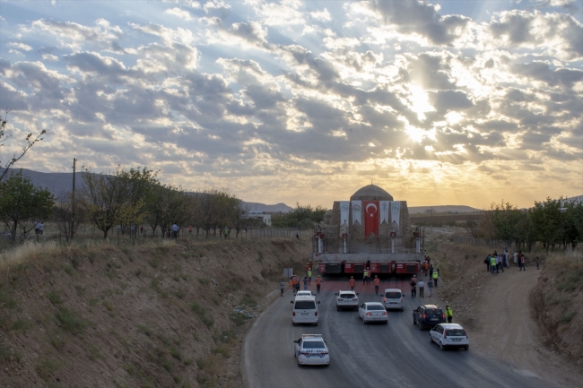 Tarihi zaviyenin türbe bölümü yeni yerine taşındı