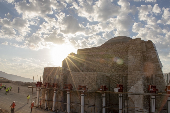 Tarihi zaviyenin türbe bölümü yeni yerine taşındı