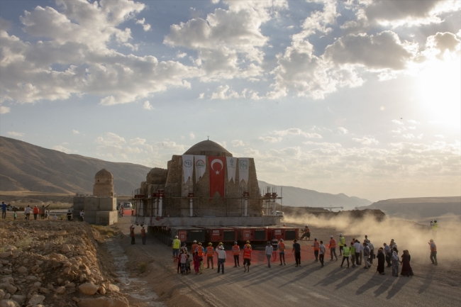Tarihi zaviyenin türbe bölümü yeni yerine taşındı