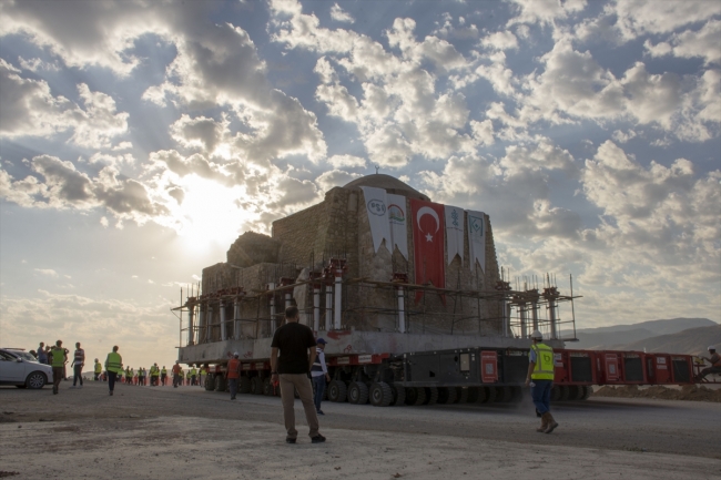 Tarihi zaviyenin türbe bölümü yeni yerine taşındı