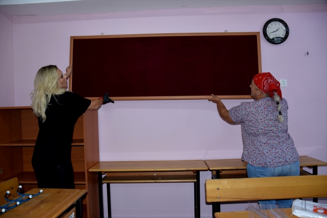 Trabzon'da öğretmenler okullarını yeni döneme kendileri hazırladılar