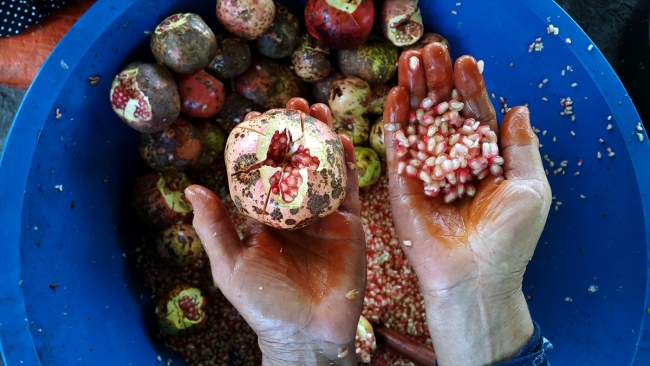 Geleneksel yöntemlerle nar ekşisinin sofralara zahmetli yolculuğu
