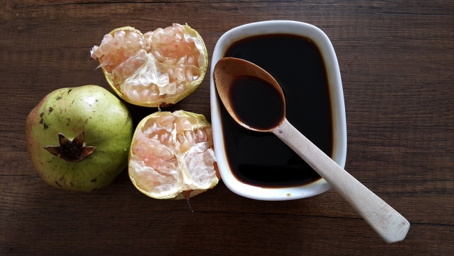 Geleneksel yöntemlerle nar ekşisinin sofralara zahmetli yolculuğu