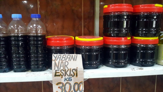 Geleneksel yöntemlerle nar ekşisinin sofralara zahmetli yolculuğu