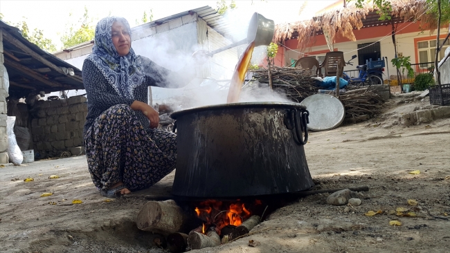 Geleneksel yöntemlerle nar ekşisinin sofralara zahmetli yolculuğu