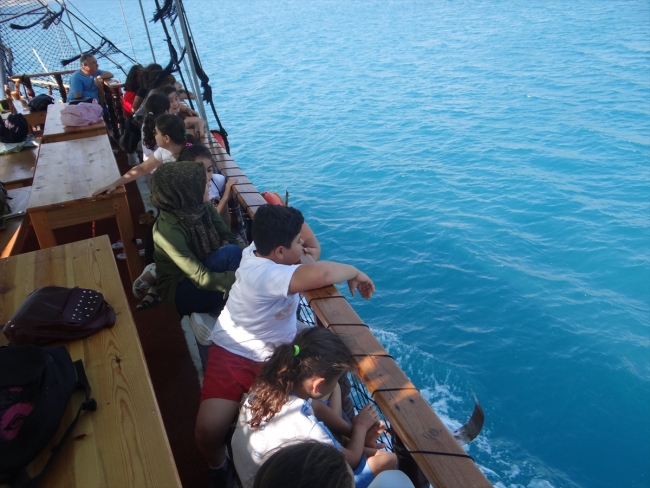 Sokakta çalışan çocuklar yat turuna katıldı