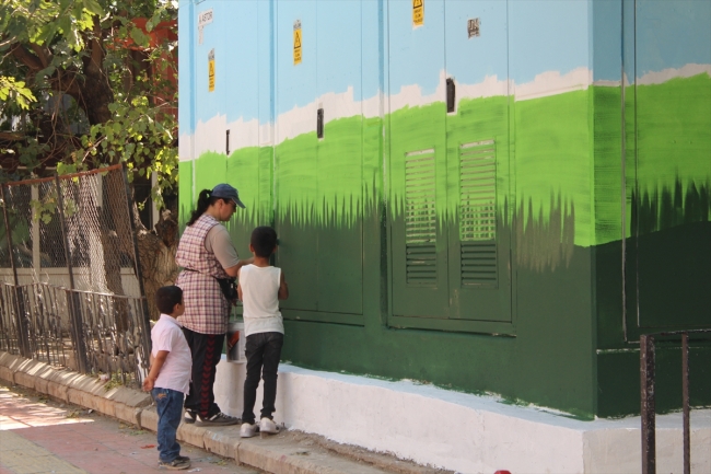 Sinoplu çift Siirt'in sokaklarını renklendiriyor